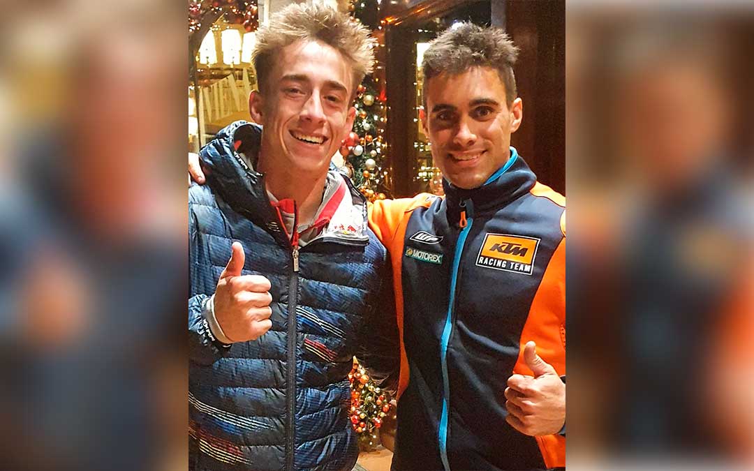 Adrián Garín, a la derecha, junto a Pedro Acosta, campeón del mundo de Moto2. / Adrián Garín