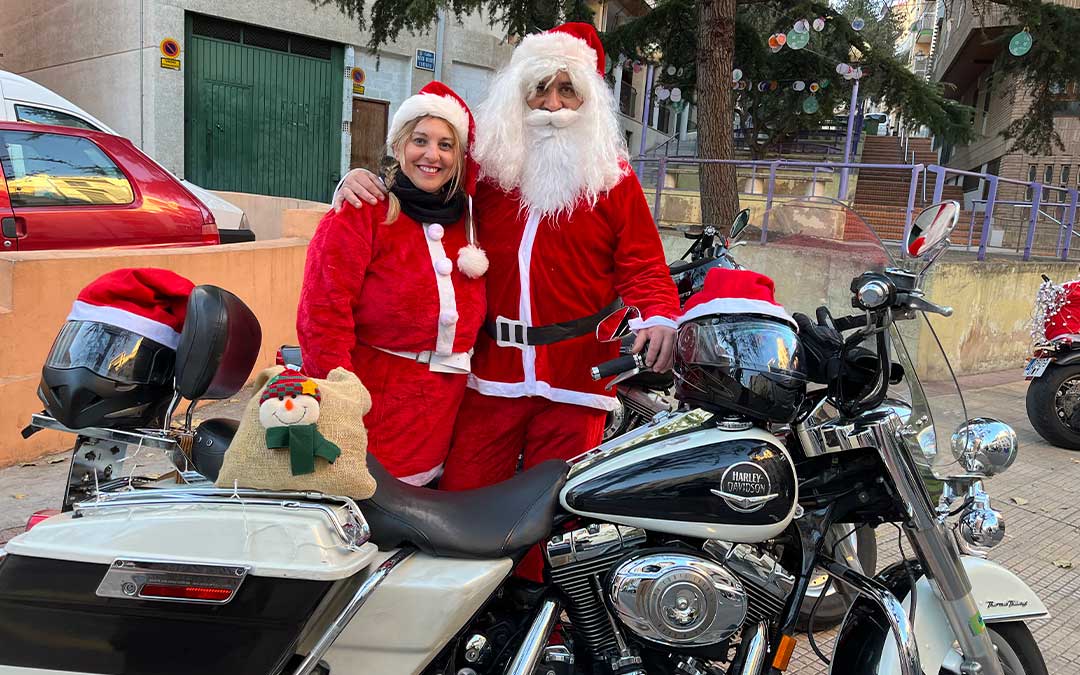 Dos de los protagonistas junto a su moto en la Avenida Aragón. / E.P.