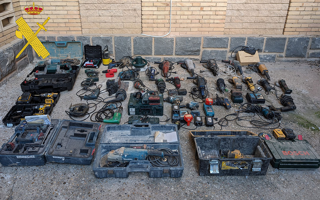 Los ladrones sustrajeron muchas herramientas de furgonetas rotuladas de gremios de Alcañiz./ Guardia Civil