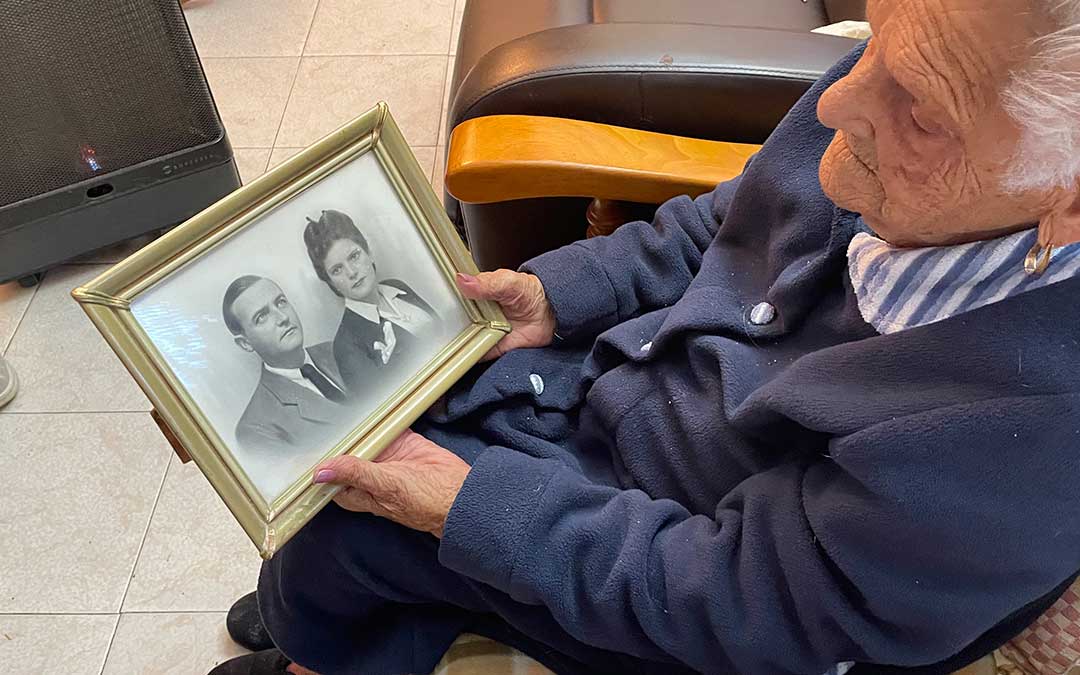 Hipólita con una foto enmarcada con su primer marido./ S.F.