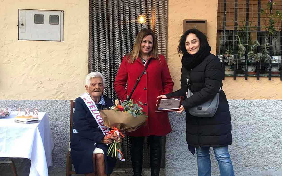 El Ayuntamiento le entregó una placa conmemorativa./ Ayto. Maella