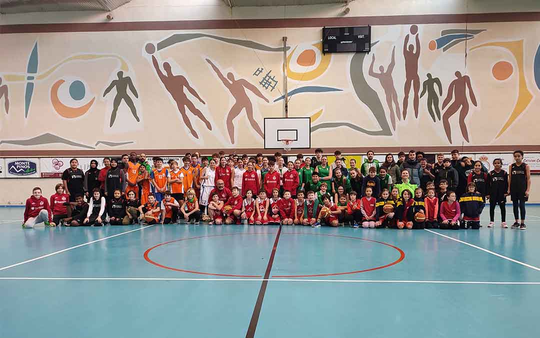 Participantes en el torneo 3x3 del baloncesto escolar en Alcorisa./ Elías Beguer