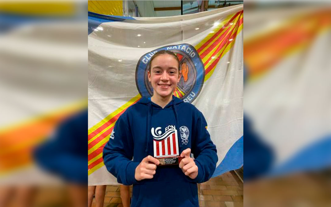 Irene Ciércoles tras el campeonato junto a su trofeo./ L.C.