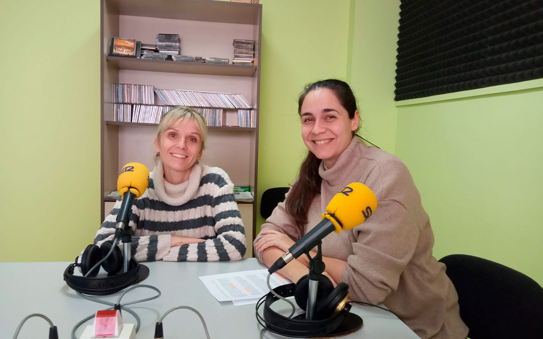 Isabel Orcal y Clara Borruey en Radio Caspe./ S.F.