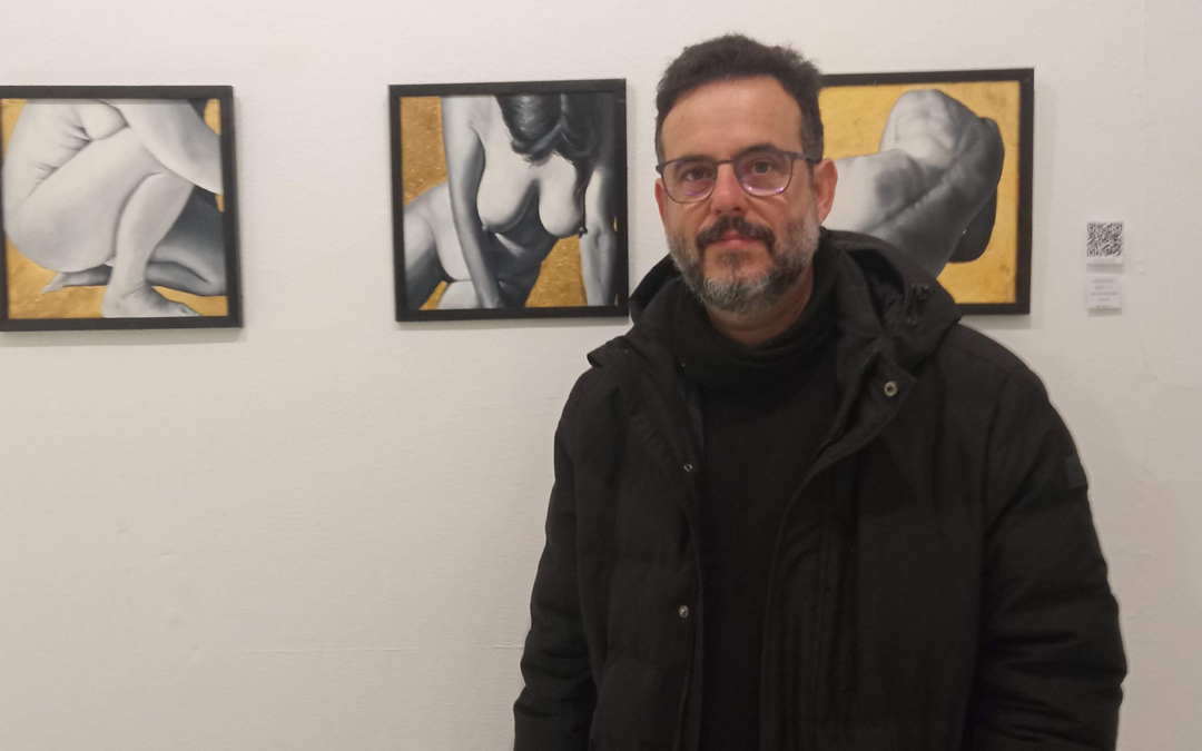 El artista Joaquín Macipe junto a sus tres piezas que dan color a la exposición de La Zona Gallery. /J.M.