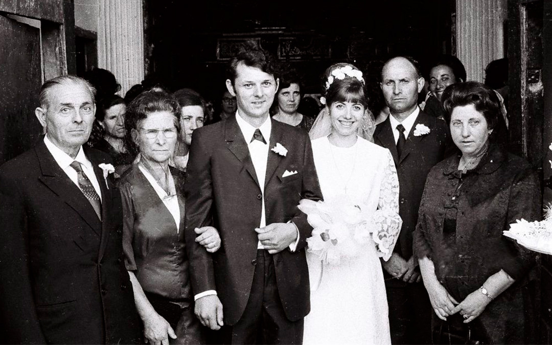 1970. Boda de la hija de Justa, Marina Planchat. A la derecha, Justa y Mariano. A la izquierda, los padres del novio, Juan Colera, José y Candelaria./ Blog de Valdeltormo