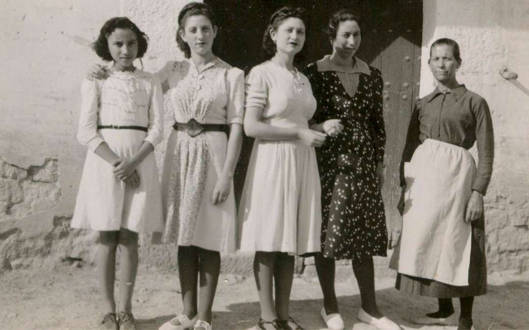 Delante de la casa familiar en Valdeltormo. Justa Dilla, segunda por la izquierda, junto a su sobrina Araceli. A su derecha sus hermanas, Albina y Carmen. En la esquina, su madre, Felicia Timoneda./ Blog de Valdeltormo