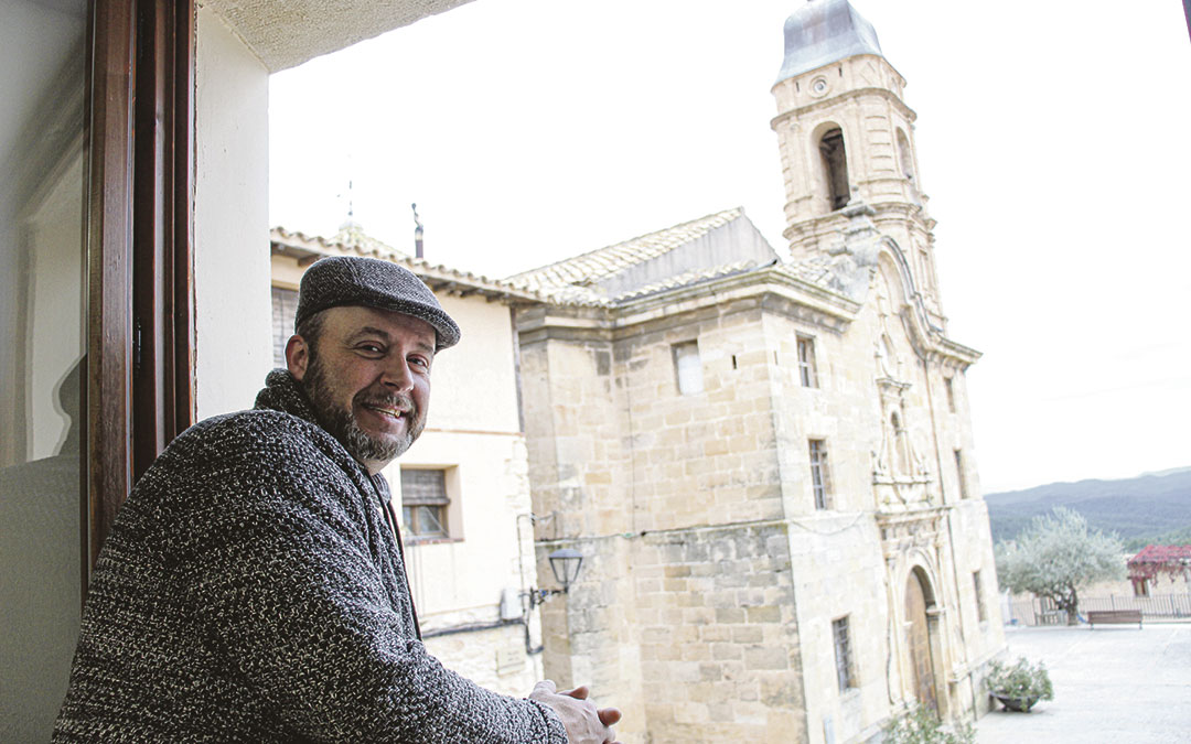 Fran Serrano muestra las vistas del ayuntamiento de La Cerollera. Su trabajo de tarde como transportista le permite dedicar las mañanas al pueblo. / B. Severino