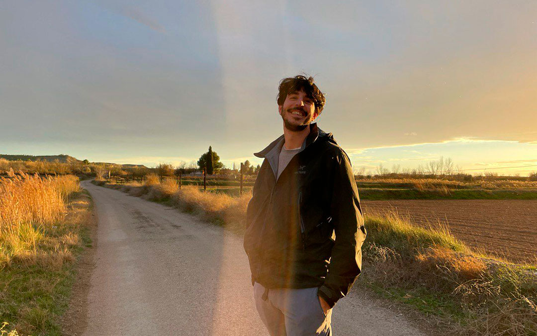Pablo Soler posa sonriente en un reflejo que deja el atardecer en los parajes de La Puebla de Híjar. / Amelia Huertos