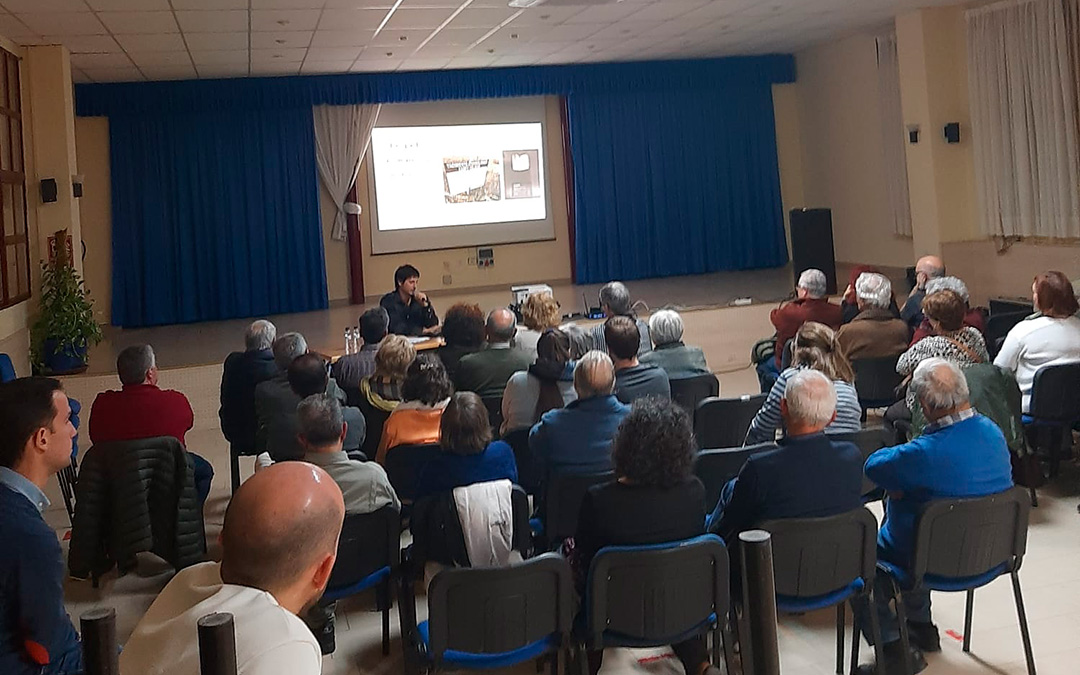 Pablo Ibáñez hizo una explicación sobre las imágenes de su exposición fotográfica de parajes poblanos. / Ayto. La Puebla