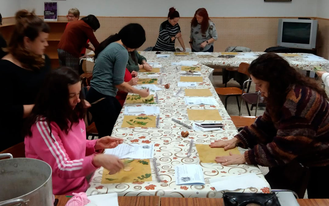 Taller artesanal de tintes vegetales con Sara Bosque. / Ayto. La Puebla