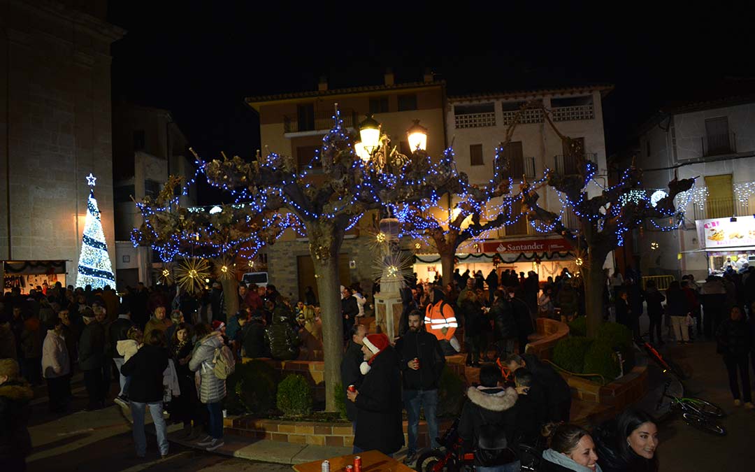 Iluminación de la plaza de la iglesia, con el árbol de fondo./I.M.