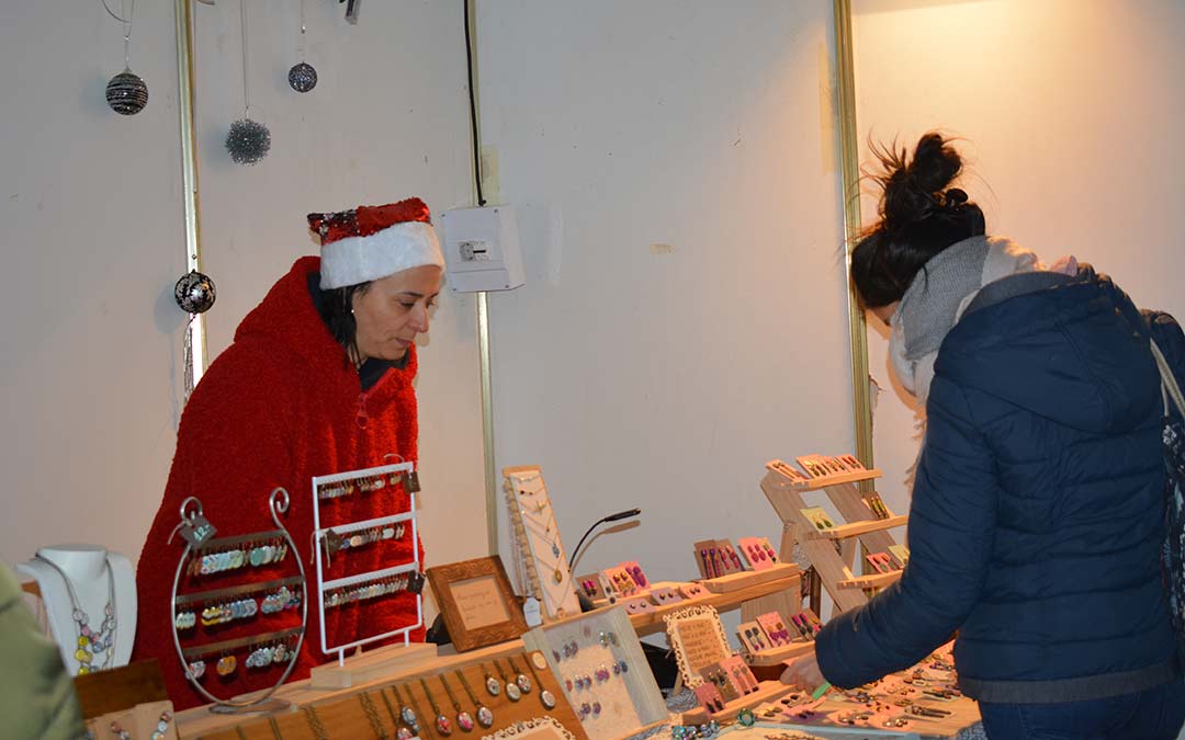 Mercado Navideño con multitud de propuestas variadas como los complementos./I.M.