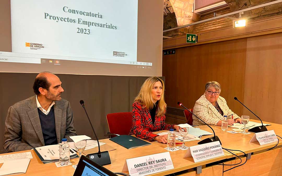 La vicepresidenta segunda Mar Vaquero presidió este lunes la reunión de la Mesa de la Minería junto a la directora general de Energía y Minas, Yolanda Vallés; y Daniel Rey, director gerente del Instituto Aragonés de Fomento (IAF)./ DGA