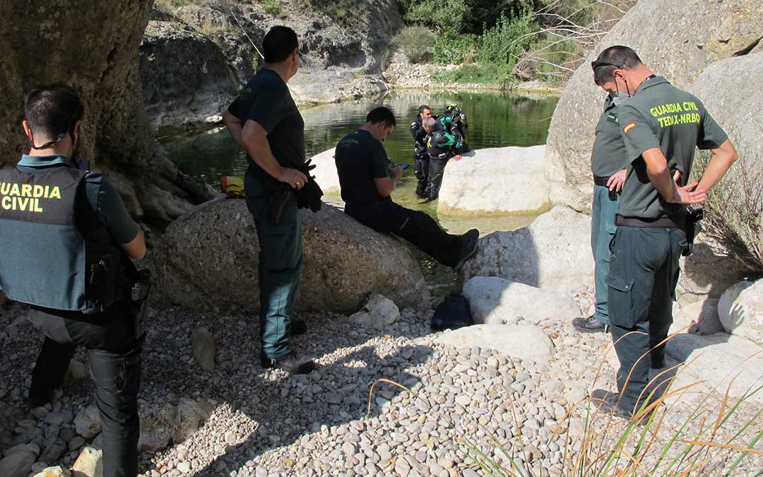 Despliegue para sacar de una poza de Monroyo tres granadas de mortero que vio un submarinista aficionado / Guardia Civil