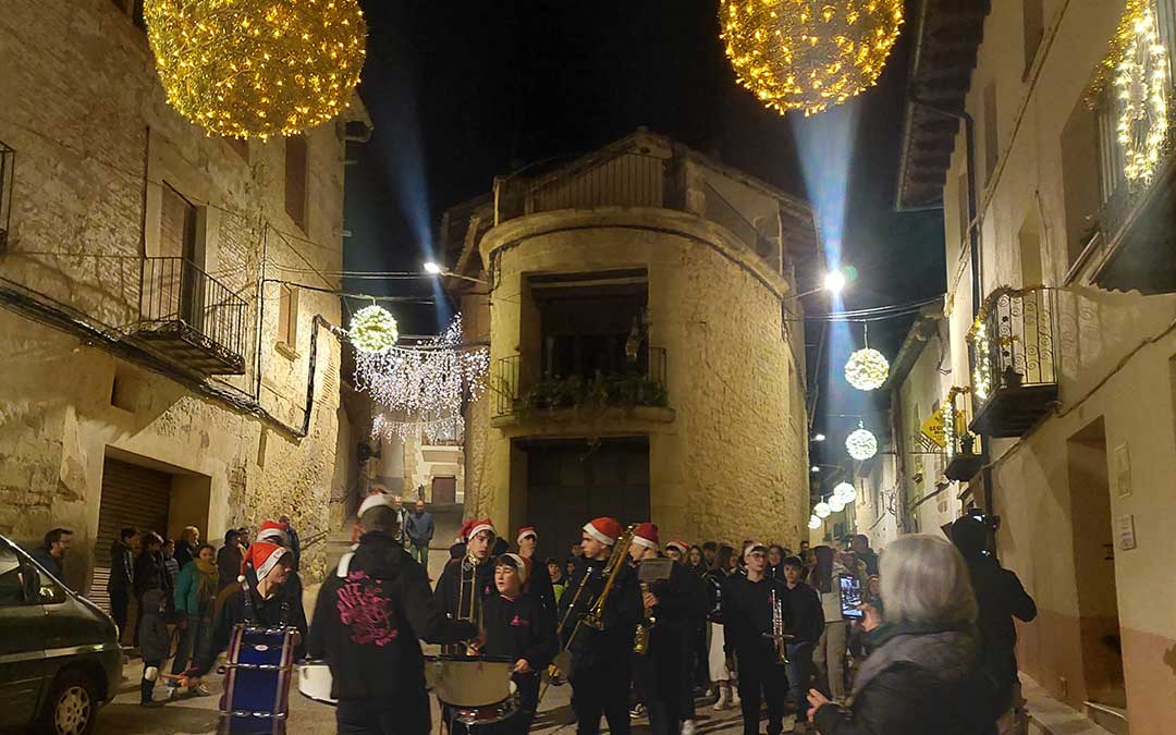Hubo un multitudinario pasacalles que recorrió el casco urbano de Monroyo./ J.L.