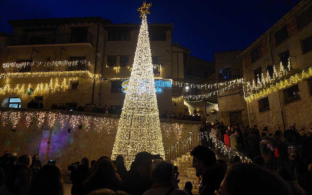 La plaza de Josa luce como un auténtico escenario de cuento./ J.L.