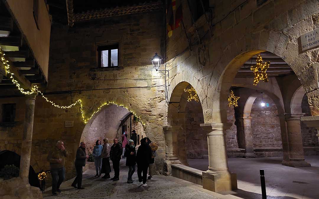 La plaza del histórico Ayuntamiento y lonja suscita estos días la curiosidad de decenas de visitantes./ J.L.