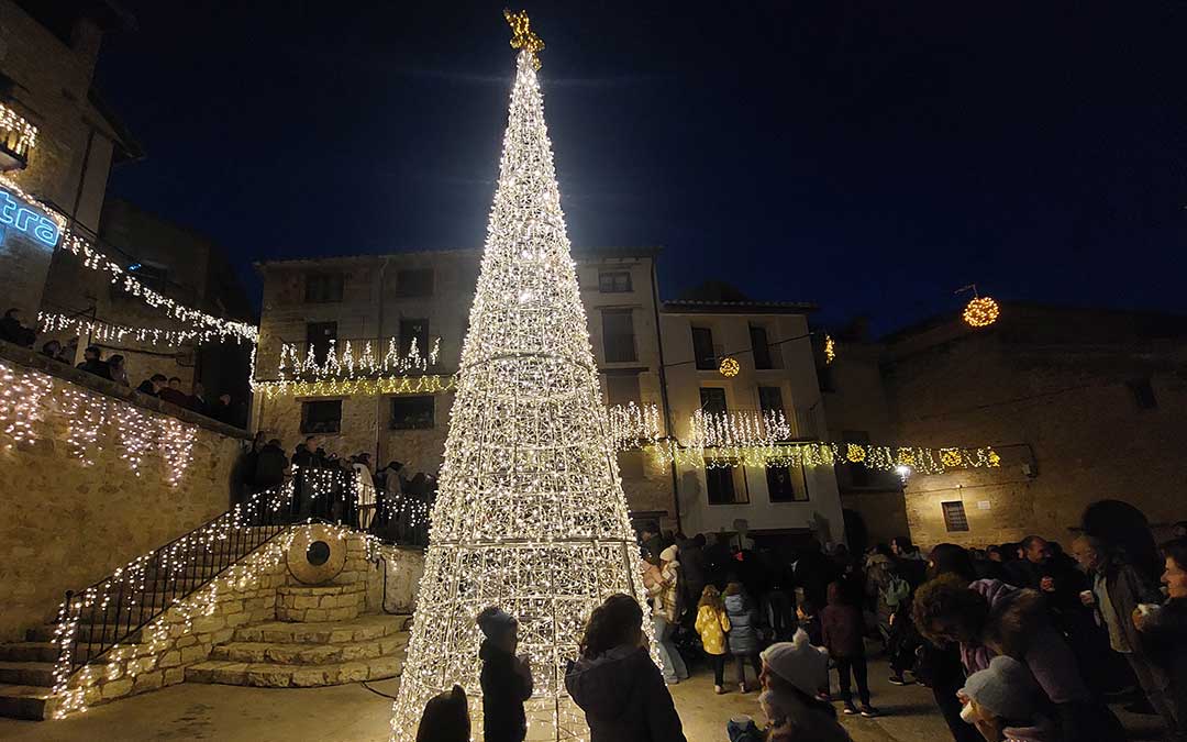 Decenas de personas participaron en el encendido de la iluminación./ J.L.