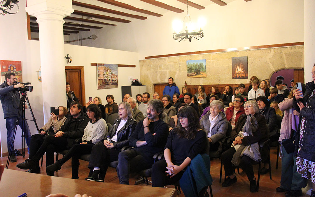 Lleno en el salón de plenos de Monroyo para vivir una sesión atípica por las fechas. / B. Severino