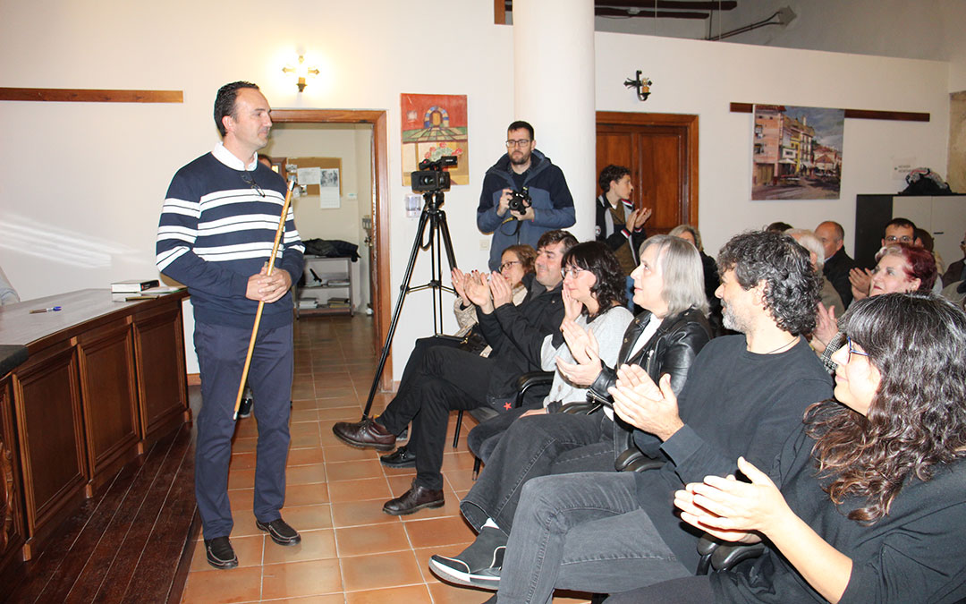 Miguel Gascón ya como nuevo alcalde con la vara de mando que le entregó Gloria Blanc que aplaude en primera fila junto a la excorporación socialista. / B. Severino