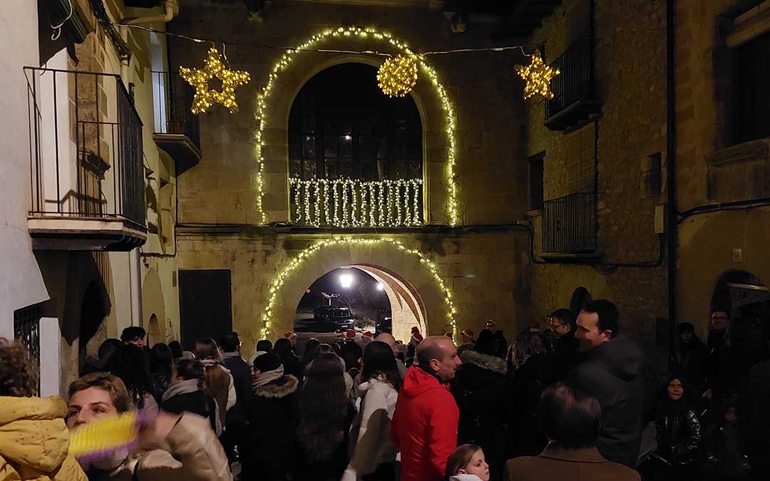 Las calles y el portal histórico del municipio lucen como un portal del Belén./ J.L.