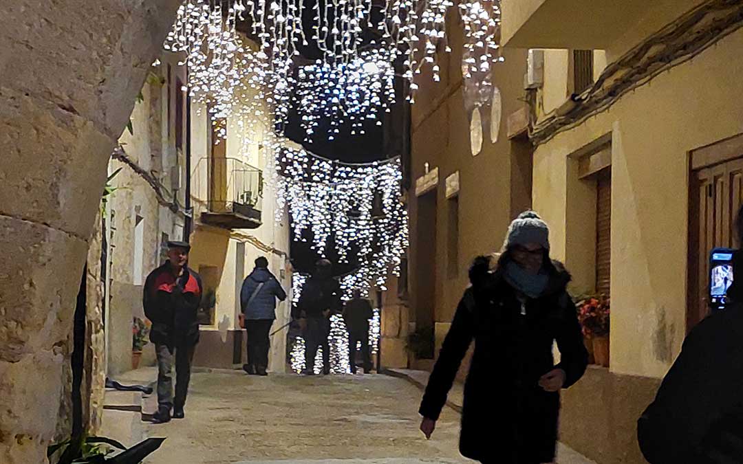 Las calles adyacente están iluminadas y cuentan ya con la visita de numerosos curiosos./ J.L.