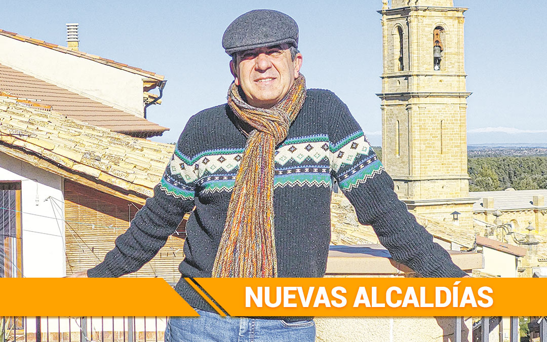 Javier Vidal en la terraza de su vivienda rural Casa del Delme en Fórnoles./ Javier de Luna