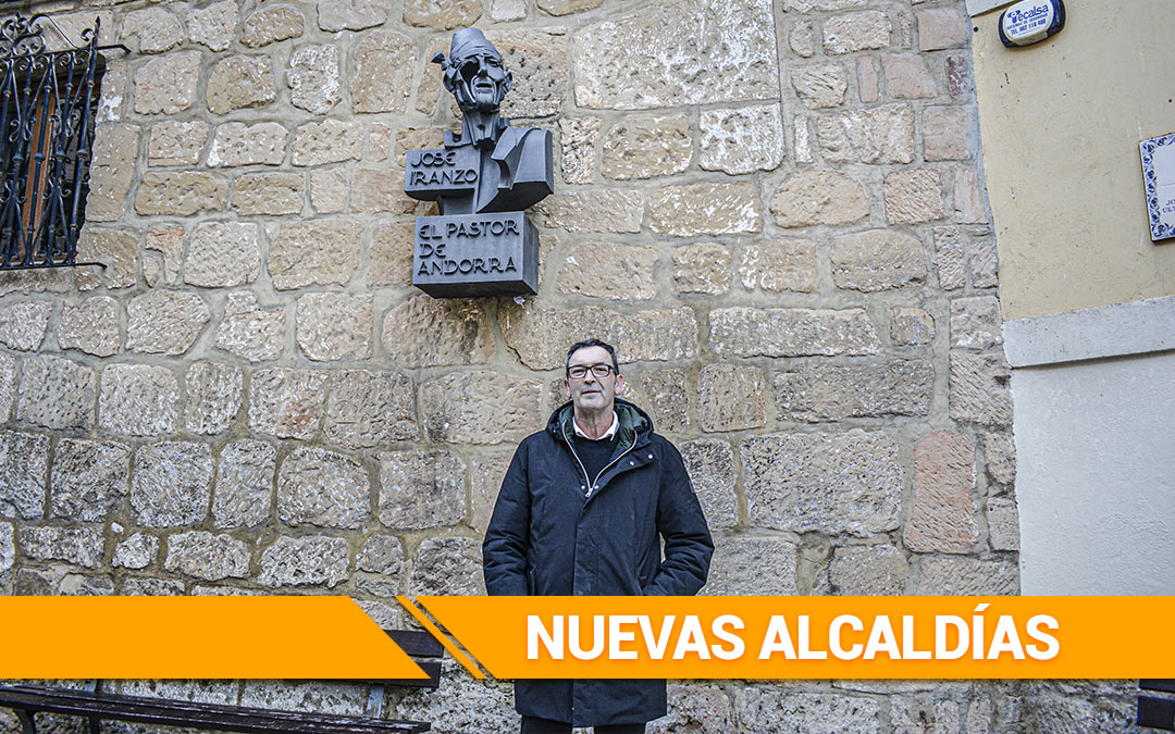 Rafa Guía, gran amante de la jota, junto al busto del Pastor de Andorra./ Camila Ortiz