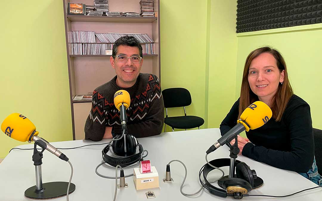 Olga Tena y José Manuel Jariod en Radio Caspe./ S.F.