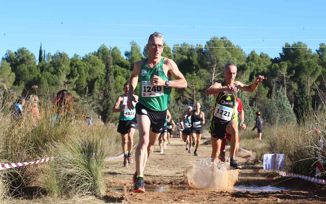 Paso por el charco de barro de la prueba de veteranos. / E.P.