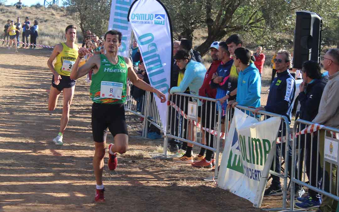 Luis Pastor (8) fue el vencedor absoluto tras imponerse al sprint a Iván Manceñido (2). / E.P.
