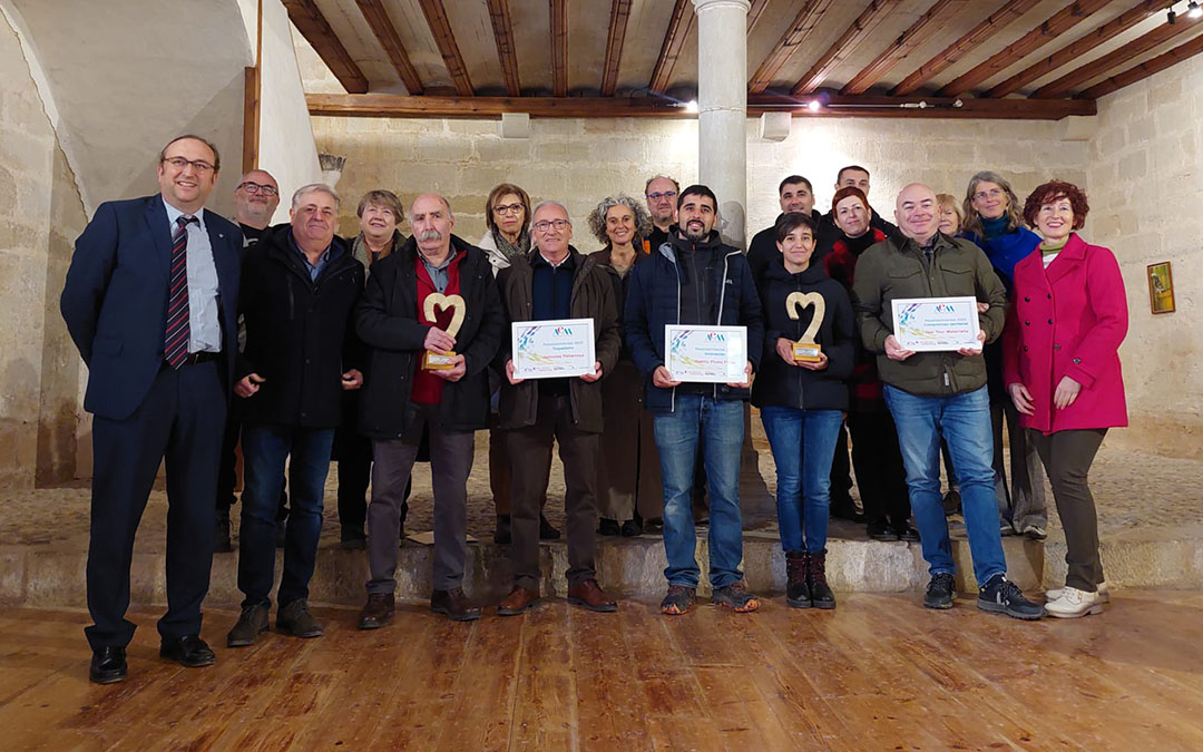 Foto de familia de los empresarios reconocidos -en el centro de la imagen- y los agentes sociales que participaron./ J.L.
