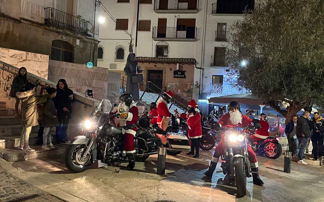 Salida de las motos tras su parada en la plaza Mendizábal. / E.P.