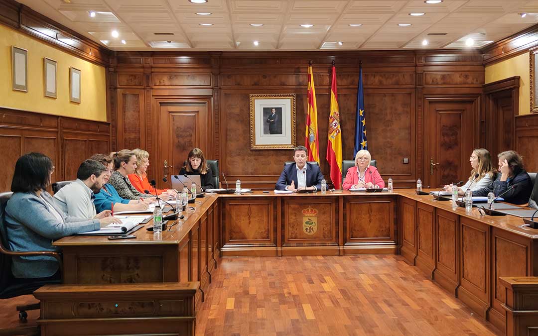 El alcalde, Alberto Herrero, explicó la denuncia del grupo pakistaní en el pleno del pasado viernes / A. Gracia