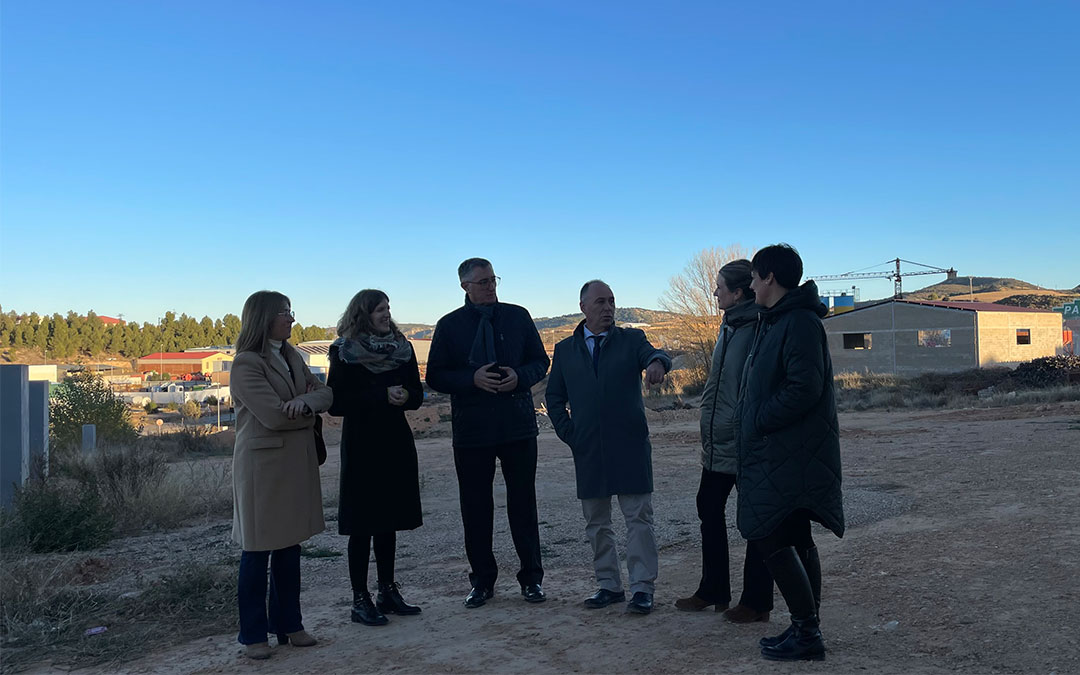 En el centro, el consejero Manuel Blasco junto al alcalde de Alcorisa, Miguel Iranzo, este lunes en una visita institucional al polígono El Royal./ María Celiméndiz