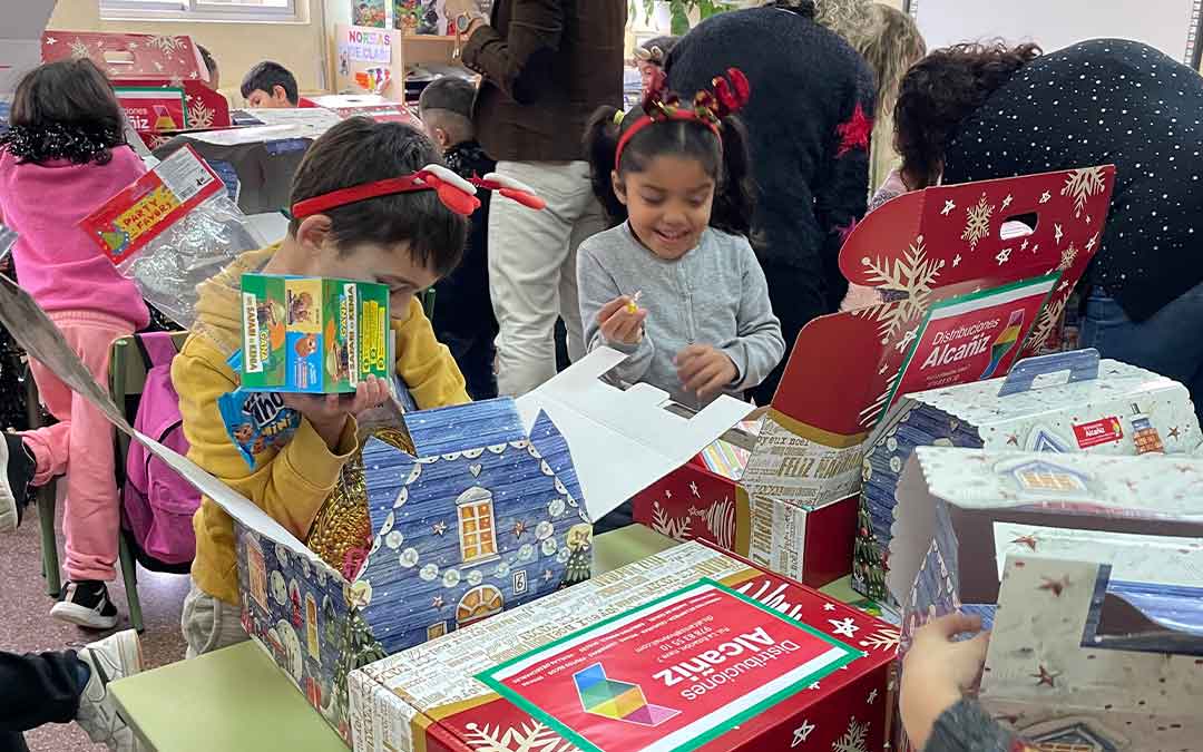 Los alumnos examinaron sus regalos con ilusión junto a sus compañeros de clase./ S.F.