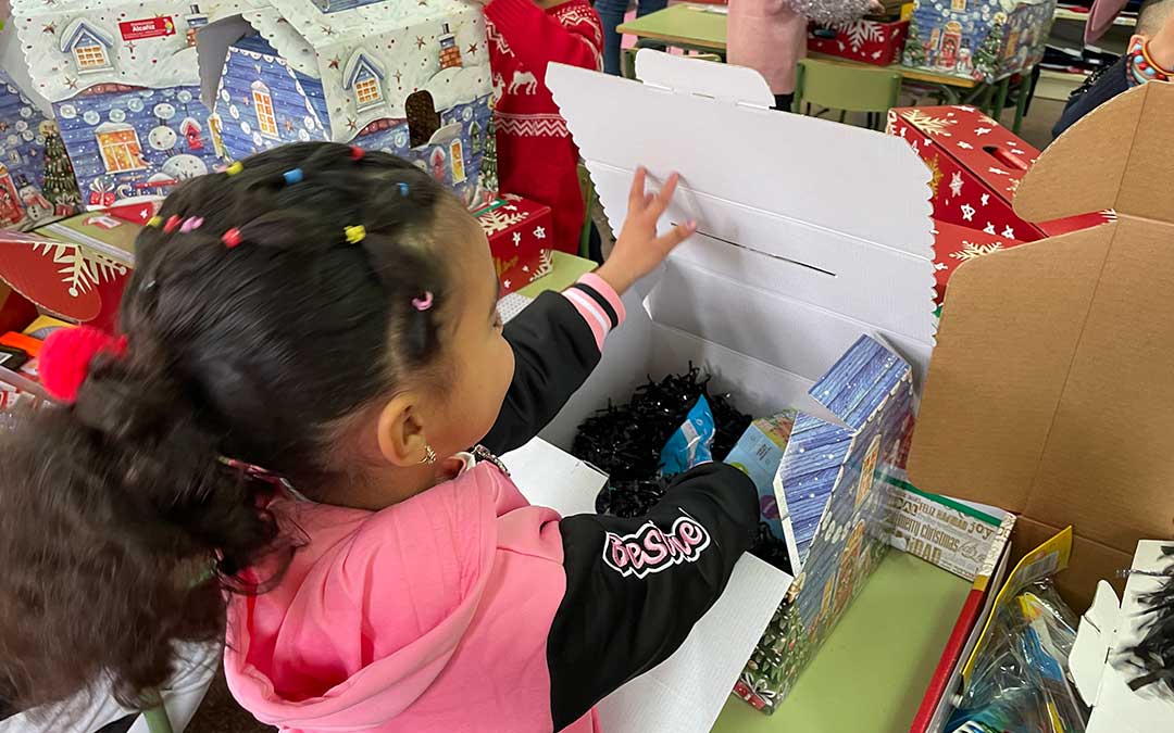 Los alumnos examinaron sus regalos con ilusión junto a sus compañeros de clase./ S.F.