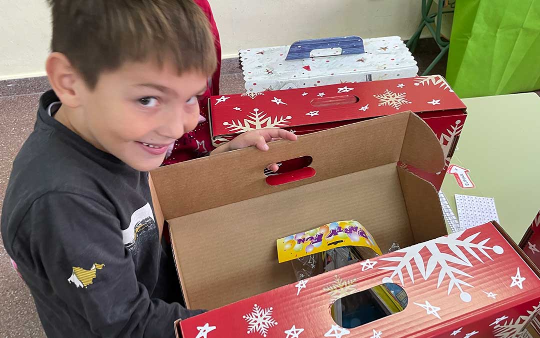 Los alumnos examinaron sus regalos con ilusión junto a sus compañeros de clase./ S.F.
