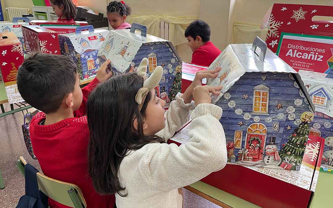 Los alumnos examinaron sus regalos con ilusión junto a sus compañeros de clase./ S.F.