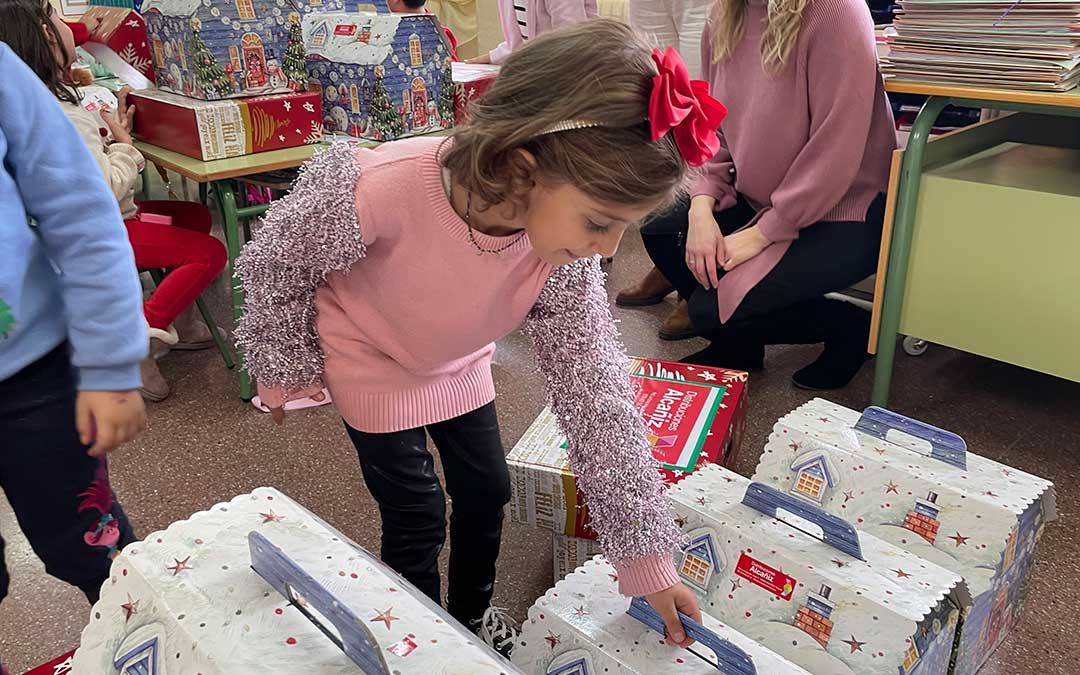 Los alumnos examinaron sus regalos con ilusión junto a sus compañeros de clase./ S.F.