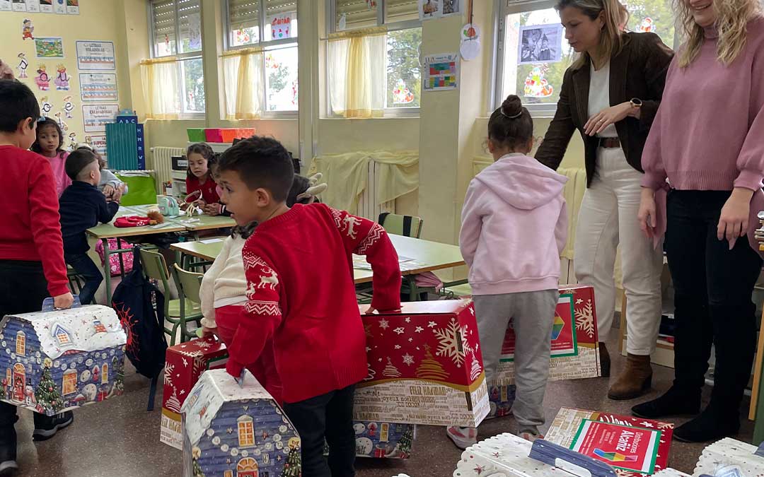 Los alumnos examinaron sus regalos con ilusión junto a sus compañeros de clase./ S.F.