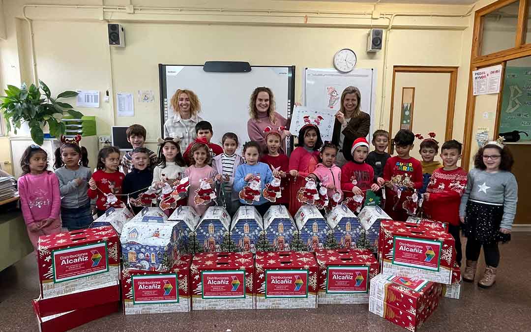 Los alumnos examinaron sus regalos con ilusión junto a sus compañeros de clase./ S.F.