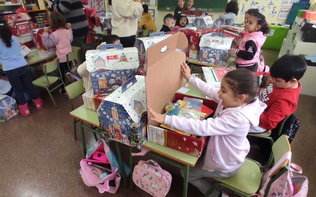 Los alumnos examinaron sus regalos con ilusión junto a sus compañeros de clase./ S.F.