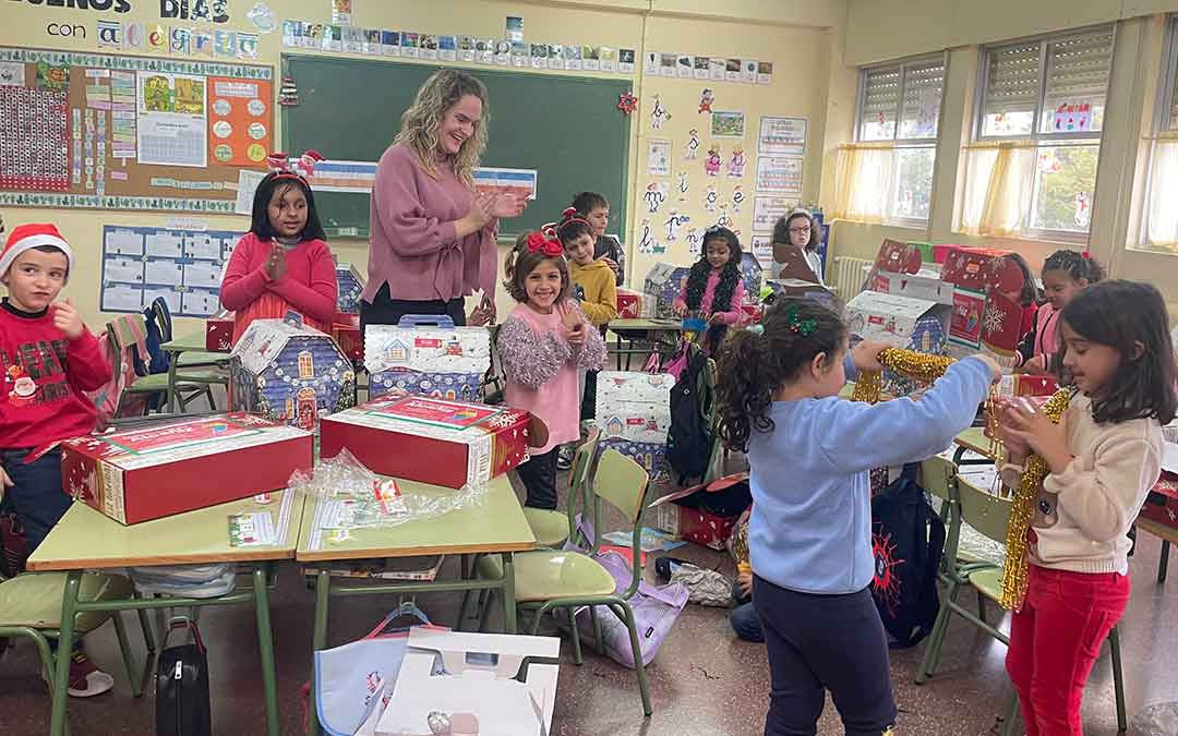 Los alumnos examinaron sus regalos con ilusión junto a sus compañeros de clase./ S.F.