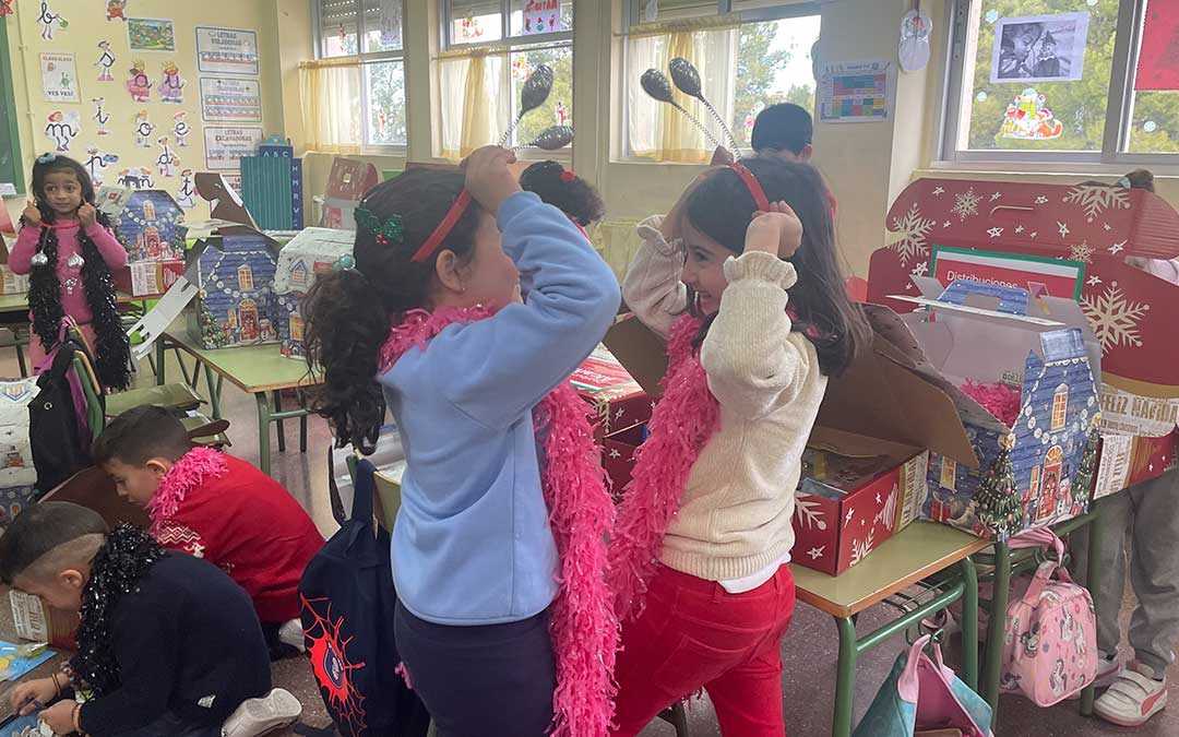 Los alumnos examinaron sus regalos con ilusión junto a sus compañeros de clase./ S.F.