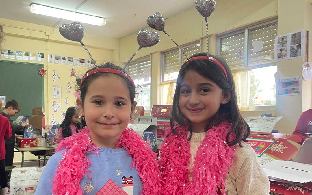 Los alumnos examinaron sus regalos con ilusión junto a sus compañeros de clase./ S.F.