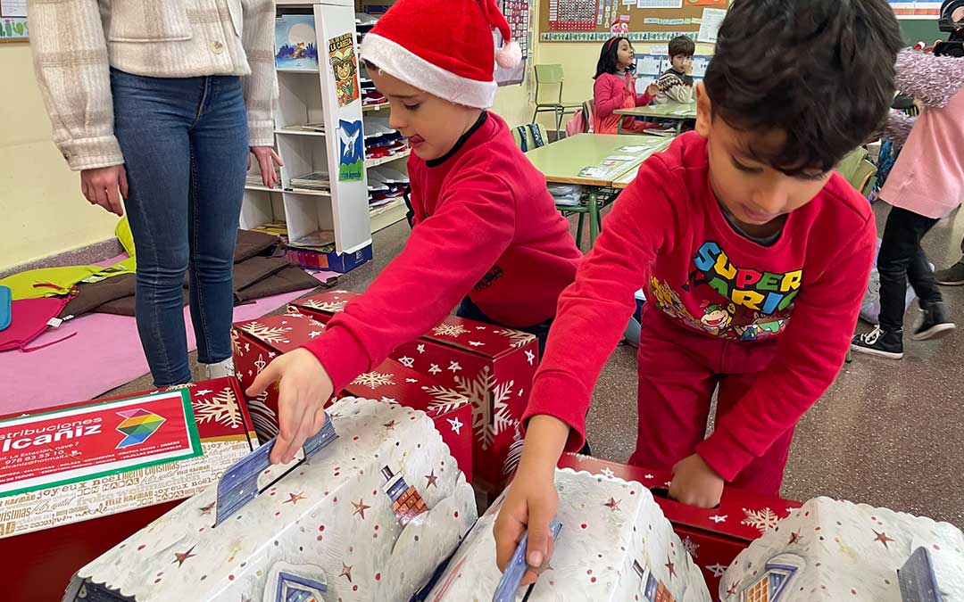 Los alumnos examinaron sus regalos con ilusión junto a sus compañeros de clase./ S.F.