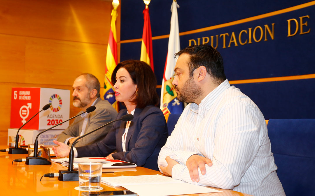 La vicepresidenta Teresa Lardero junto a Rubén Estévez y José Manuel Latorre durante la presentación./ DPZ
