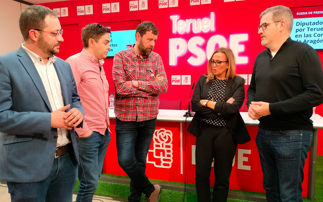 Mayte Pérez junto a los portavoces en la DPT y el Ayuntamiento de Teruel, Pedro Polo y José Guillén, y los diputados autonómicos Ángel Peralta e Ignacio Urquizu (este también portavoz en el Ayuntamiento de Alcañiz)./ PSOE